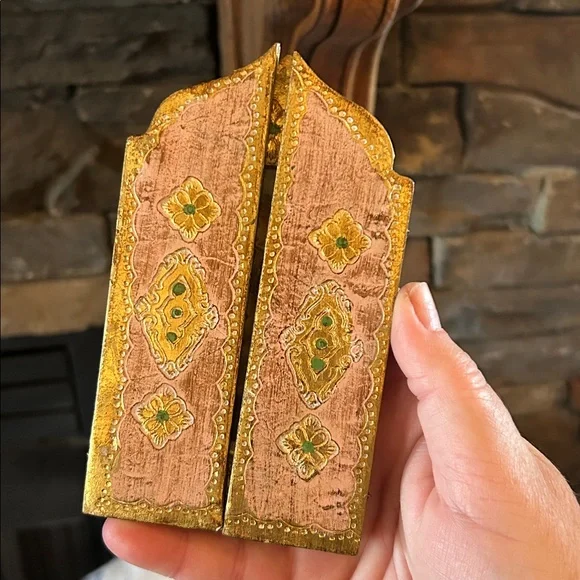 Gold and Pink Madonna and Child Florentine Triptych Icon - Picture 5 of 6